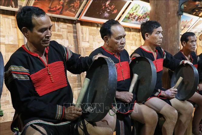 Tiếng cồng chiêng được xem là ngôn ngữ thiêng liêng, cầu nối giữa con người và thần linh của đồng bào Ê Đê. Ảnh: Lê Đông - TTXVN