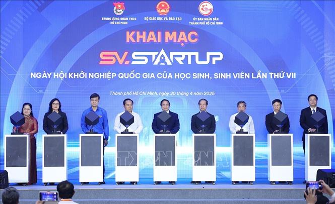 Thủ tướng Phạm Minh Chính và các đại biểu khai mạc Ngày hội Khởi nghiệp quốc gia của học sinh, sinh viên lần thứ 7. Ảnh: Dương Giang - TTXVN