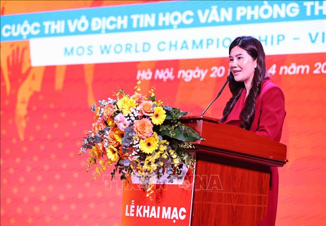 Bà Đoàn Nguyễn Vân Khanh, Giám đốc Điều hành Tổ chức Giáo dục IIG Việt Nam – đồng Ban Tổ chức cấp quốc gia phát biểu. Ảnh: Minh Đức – TTXVN