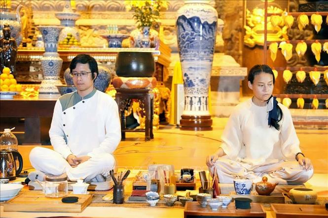 Các sinh viên và giảng viên được tham dự Chương trình Thiền Trà “Tĩnh tại giữa Tam Chúc”. Ảnh: Đại Nghĩa  - TTXVN