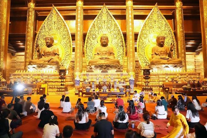 Các sinh viên và giảng viên tham dự Chương trình Thiền Trà “Tĩnh tại giữa Tam Chúc”. Ảnh: Đại Nghĩa  - TTXVN