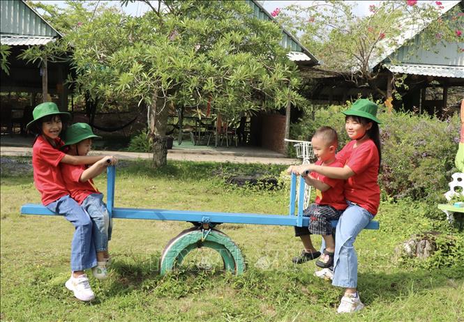 Các du khách “nhí” vui chơi tại điểm du lịch OCOP 3 sao Nông trại Phan Nam. Ảnh: Thanh Sang- TTXVN