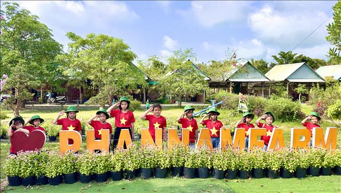 Các du khách “nhí” vui chơi, trải nghiệm tại điểm du lịch OCOP 3 sao Nông trại Phan Nam. Ảnh: Thanh Sang- TTXVN