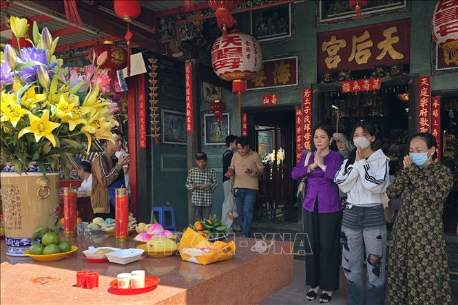 Người dân Cà Mau dâng lễ vật cúng tế và cầu mong Bà Thiên Hậu phù hộ che chở cho gia đạo bình an, may mắn, cuộc sống no ấm, làm ăn phát đạt. Ảnh: Kim Há - TTXVN 