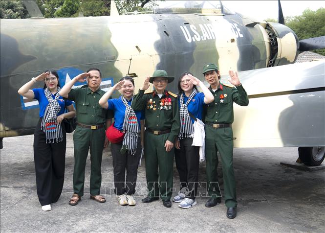 Các cựu chiến binh tỉnh Lai Châu có chuyến tham quan ý nghĩa tại Bảo tàng Chứng tích chiến tranh. Ảnh: Hương Giang - TTXVN