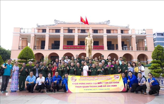 Đoàn Cựu chiến binh tỉnh Lai Châu tại Bảo tàng Hồ Chí Minh. Ảnh: Hương Giang - TTXVN