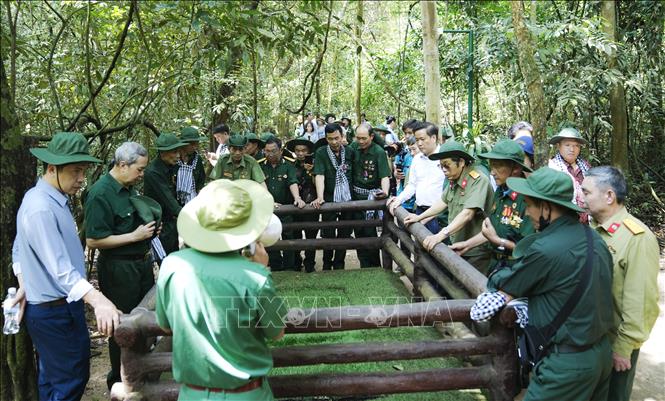 Đoàn cựu chiến binh tỉnh Lai Châu thăm Khu di tích lịch sử Địa đạo Củ Chi. Ảnh: Hương Giang - TTXVN