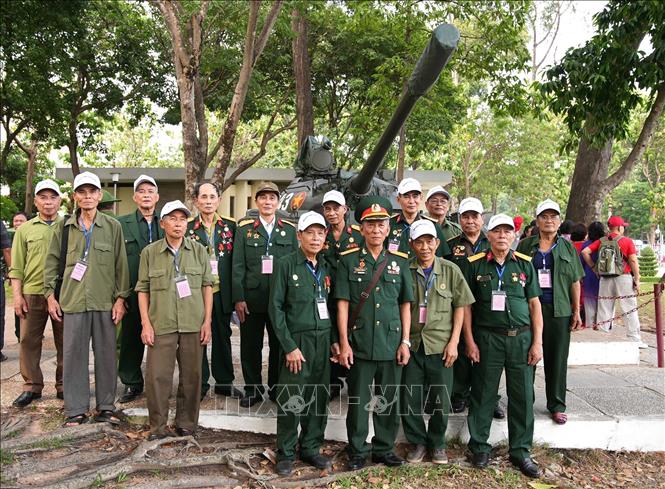 Khu di tích lịch sử Dinh Độc lập là điểm đến xúc động trong hành trình thăm lại chiến trường xưa của các cựu chiến binh tỉnh Bình Phước. Ảnh: Hương Giang - TTXVN