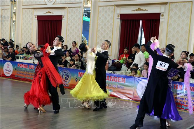Các đoàn thi đấu ở nội dung Shuffle dance. Ảnh: Đại Nghĩa - TTXVN