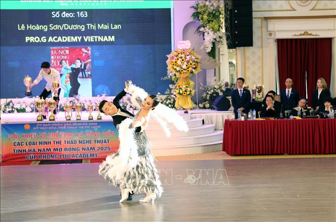 Các đoàn thi đấu ở nội dung Shuffle dance. Ảnh: Đại Nghĩa - TTXVN