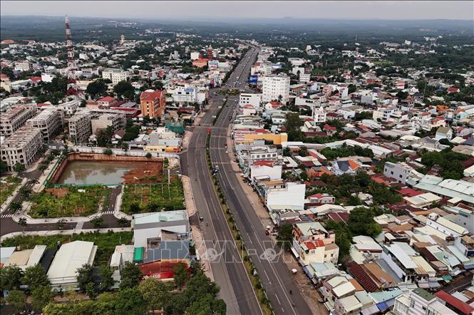 Quốc lộ 14 đi qua thành phố Đồng Xoài. Ảnh: Hồng Đạt - TTXVN
