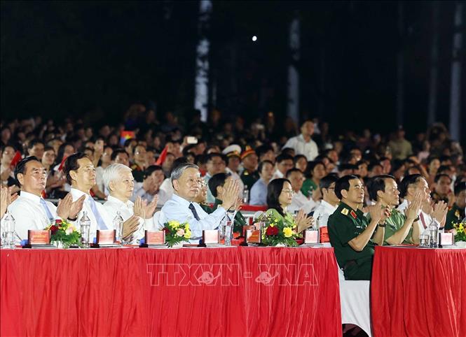 Tổng Bí thư Tô Lâm và các đại biểu dự Chương trình nghệ thuật “Đất nước trọn niềm vui”. Ảnh: Thống Nhất – TTXVN