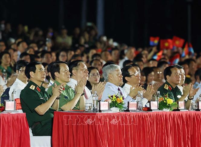 Các đồng chí lãnh đạo Đảng, Nhà nước dự chương trình nghệ thuật. Ảnh: Thống Nhất – TTXVN