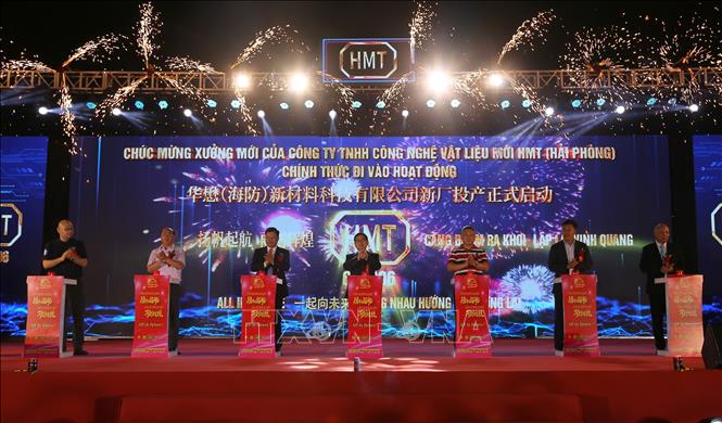 Các đại biểu thực hiện nghi thức khánh thành. Ảnh: Minh Thu - TTXVN