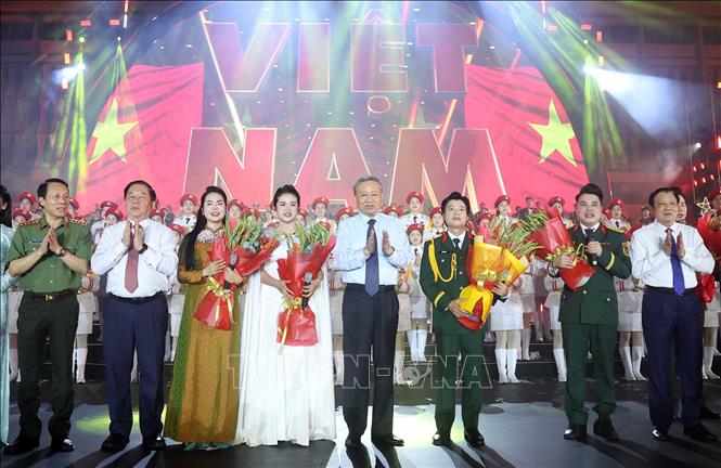 Tổng Bí thư Tô Lâm với các nghệ sĩ tham gia biểu diễn. Ảnh: Thống Nhất – TTXVN