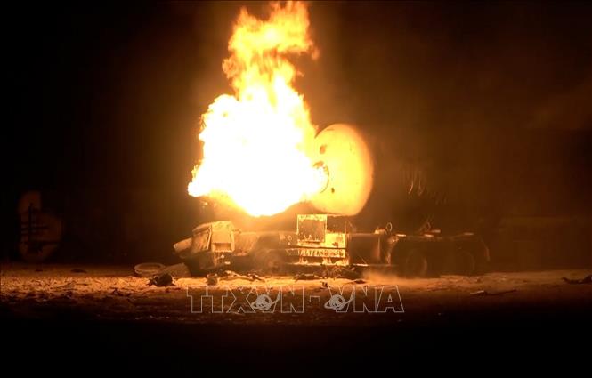 Trang truyền thông của Houthi đưa hình ảnh một xe bồn bốc cháy sau vụ không kích của Mỹ nhằm vào cảng dầu Ras Isa ở Hodeidah, Yemen, ngày 17/4/2025. Ảnh: THX/TTXVN