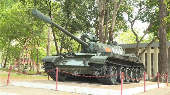 Xe tăng 843 chở theo đại đội trưởng Bùi Quang Thận - người cắm cờ trên nóc dinh Độc Lập vào 11h30 phút ngày 30/4/1975. Ảnh: TTXVN phát