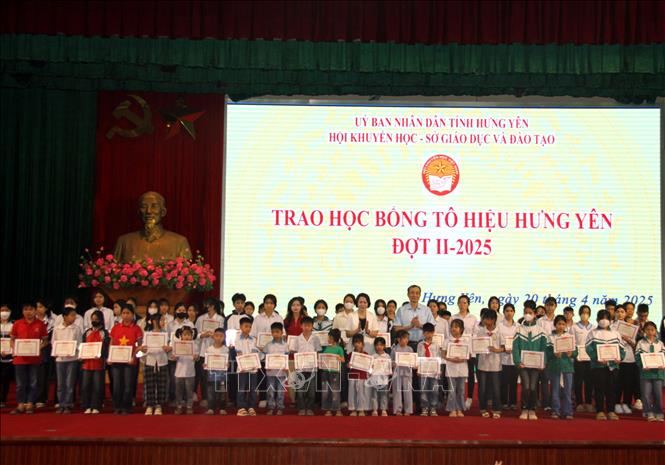 Ban Tổ chức trao học bổng Tô Hiệu cho học sinh nghèo vượt khó, học giỏi. Ảnh: Đinh Văn Nhiều-TTXVN
