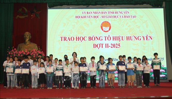 Trưởng ban Tuyên giáo và Dân vận Tỉnh ủy Hưng Yên Quách Thị Hương trao học bổng Tô Hiệu cho học sinh nghèo vượt khó, học giỏi. Ảnh: Đinh Văn Nhiều-TTXVN
