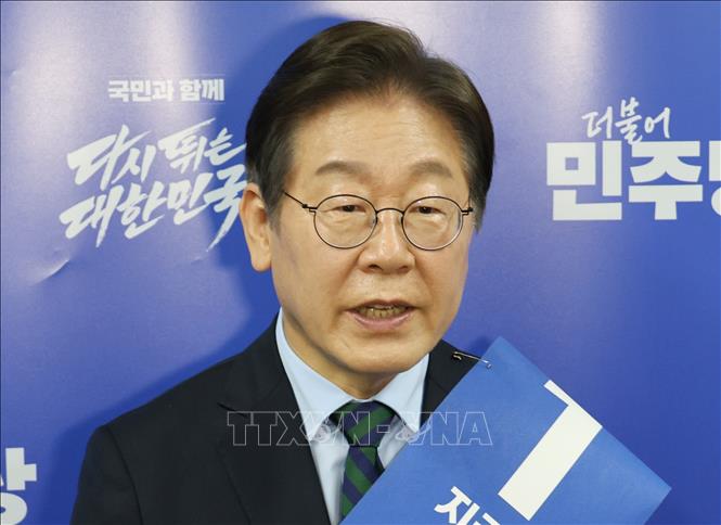 Ông Lee Jae Myung, cựu Chủ tịch đảng Dân chủ (DP) đối lập chính tại Hàn Quốc, phát biểu với báo giới ở Chungcheong ngày 19/4/2025. Ảnh: Yonhap/TTXVN
