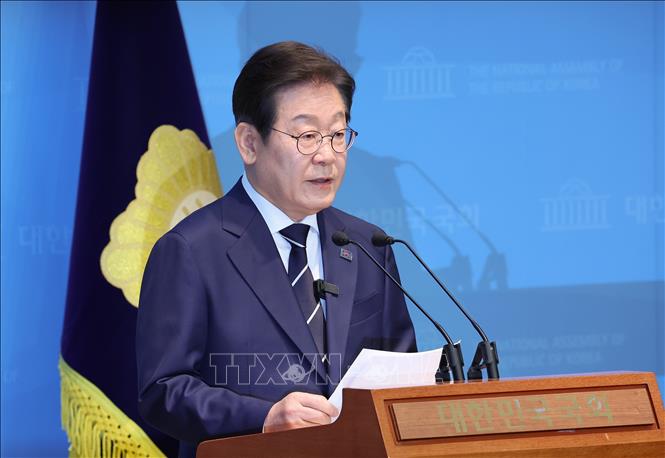 Ông Lee Jae Myung, cựu Chủ tịch đảng Dân chủ (DP) đối lập chính tại Hàn Quốc, phát biểu trong cuộc họp báo ở Seoul ngày 11/4/2025. Ảnh: Yonhap/TTXVN