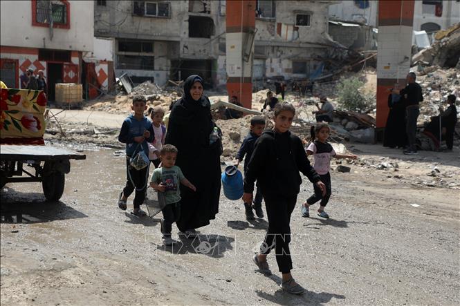 Người dân sơ tán tránh xung đột tại thành phố Gaza ngày 3/4/2025. Ảnh: THX/TTXVN