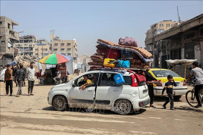 Người dân sơ tán tránh xung đột tại thành phố Gaza ngày 3/4/2025. Ảnh: THX/TTXVN
