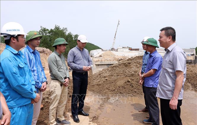 Giám đốc Ban Quản lý Dự án đường Hồ Chí Minh Nguyễn Vũ Quý đến công trường chỉ đạo, kiểm tra, động viên nhà thầu trong quá trình triển khai thi công. Ảnh: Quốc Khánh - TTXVN