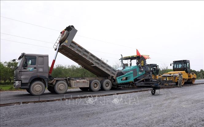 Nhà thầu khẩn trương tổ chức thi công thảm nhựa những mét cuối cùng trên tuyến đoạn qua tỉnh Quảng Bình. Ảnh: Quốc Khánh - TTXVN