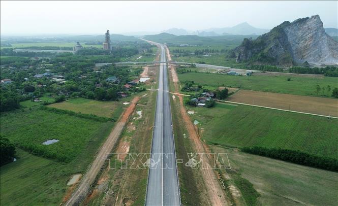 Khi đưa vào sử dụng, tuyến cao tốc Vạn Ninh - Cam Lộ sẽ thúc đẩy phát triển kinh kế, tạo thuận lợi giao thông giữa tỉnh Quảng Bình và tỉnh Quảng Trị, đồng thời góp phần quan trọng trong việc thông toàn tuyến cao tốc Bắc - Nam vào cuối năm 2025, theo sự chỉ đạo của Thủ tướng Chính phủ. Ảnh: Quốc Khánh - TTXVN