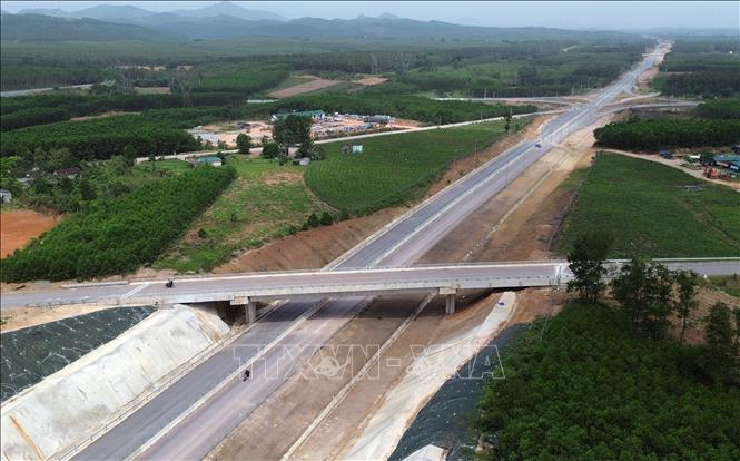 Cầu vượt dân sinh trên toàn tuyến đã được nhà thầu thi công xong phục vụ đi lại của người dân hai bên đường cao tốc. Ảnh: Quốc Khánh - TTXVN