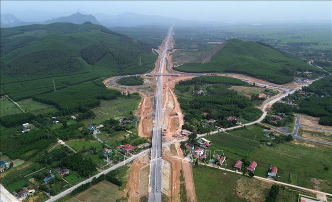 Các nhà thầu đang huy động gần 1.500 kỹ sư, công nhân với gần 500 đầu máy, thiết bị thi công 3 ca, 4 kíp, quyết tâm thông tuyến cao tốc Vạn Ninh – Cam Lộ trước ngày 30/6/2025. Ảnh: Quốc Khánh - TTXVN