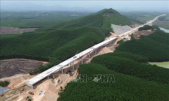 Thi công cầu cạn trên tuyến cao tốc Vạn Ninh – Cam Lộ. Ảnh: Quốc Khánh - TTXVN