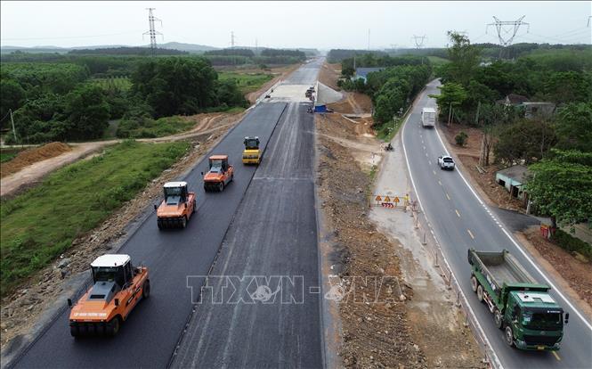 Các nhà thầu đang huy động gần 1.500 kỹ sư, công nhân với gần 500 đầu máy, thiết bị thi công 3 ca, 4 kíp, quyết tâm thông tuyến trước ngày 30/6/2025. Ảnh: Quốc Khánh - TTXVN