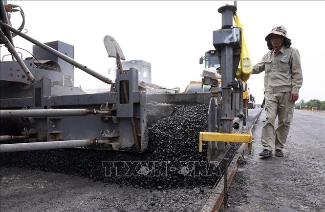 Nhà thầu khẩn trương thảm những mét nhựa cuối cùng trên tuyến đoạn qua tỉnh Quảng Bình. Ảnh: Quốc Khánh - TTXVN