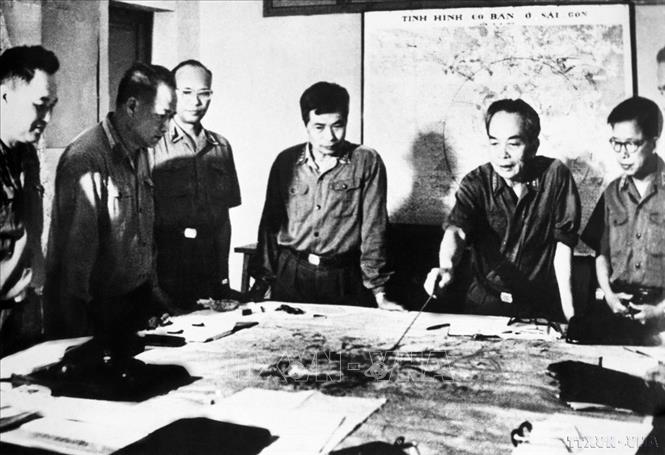 Ngày 14/4/1975, Bộ Chính trị quyết định đặt tên cho Chiến dịch giải phóng Sài Gòn – Gia Định là Chiến dịch Hồ Chí Minh với phương châm “Thần tốc, táo bạo, bất ngờ, chắc thắng”. Trong ảnh: Đại tướng Võ Nguyên Giáp cùng các đồng chí trong Quân ủy Trung ương duyệt phương án tác chiến Chiến dịch Hồ Chí Minh (4/1975). Ảnh: TTXVN