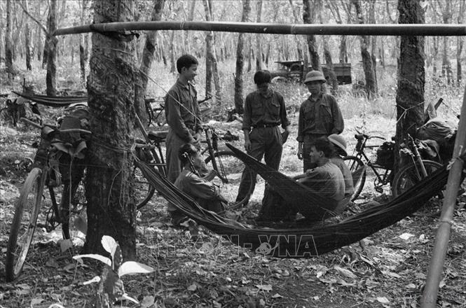 Phú nghỉ ngơi trên đường hành quân của đoàn Khe Sanh. Ảnh: Quang Thành - TTXVN
