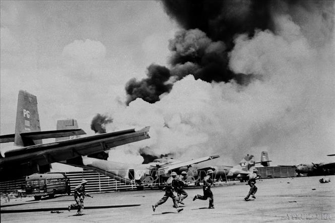Sáng sớm ngày 30/4/1975, từ khắp các hướng quân đội ta ào ạt tiến vào Sài Gòn. Quân ta nhanh chóng chiếm được Bộ tư lệnh không quân và Bộ tư lệnh sư đoàn dù của địch làm chủ sân bay Tân Sơn Nhất. Trong ảnh: Quân giải phóng đánh chiếm sây bay Tân Sơn Nhất, ngày 30/4/1975. Ảnh: Quang Thành - TTXVN