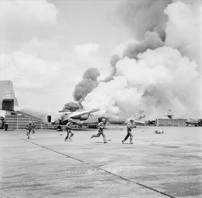 Sáng sớm ngày 30/4/1975, từ khắp các hướng quân đội ta ào ạt tiến vào Sài Gòn. Quân ta nhanh chóng chiếm được Bộ tư lệnh không quân và Bộ tư lệnh sư đoàn dù của địch làm chủ sân bay Tân Sơn Nhất. Trong ảnh: Quân giải phóng đánh chiếm sân bay Tân Sơn Nhất. Ảnh: Quang Thành - TTXVN