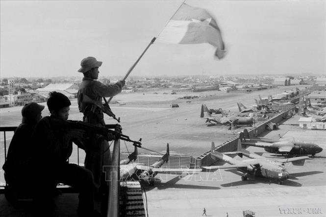 Sáng sớm ngày 30/4/1975, từ khắp các hướng quân đội ta ào ạt tiến vào Sài Gòn. Quân ta nhanh chóng chiếm được Bộ tư lệnh không quân và Bộ tư lệnh sư đoàn dù của địch làm chủ sân bay Tân Sơn Nhất.Trong ảnh: Cờ giải phóng tung bay trên sân bay Tân Sơn Nhất, ngày 30/4/1975. Ảnh: Quang Thành – TTXVN