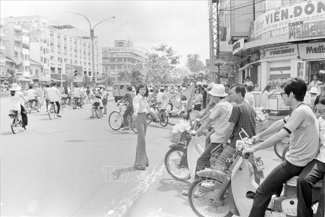 Thanh niên Sài Gòn tự nguyện giữ gìn trật tự giao thông đường phố. Ảnh: Vũ Tạo - TTXVN