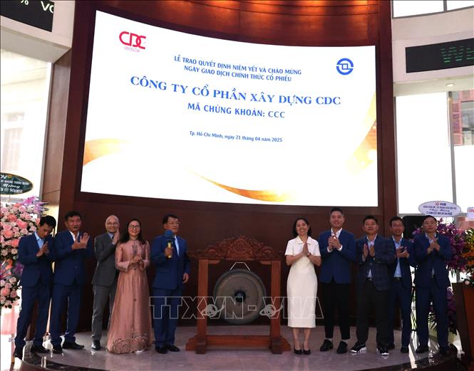 Nghi thức đánh cồng khai phiên giao dịch đầu tiên của cổ phiếu CCC trên HOSE. Ảnh: Hứa Chung-TTXVN