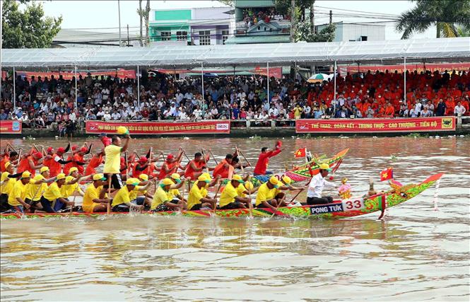 Lễ hội Oóc om bóc - Đua ghe Ngo hàng năm thu hút khoảng 620.000 lượt đại biểu và du khách tham quan. Ảnh: Tuấn Phi-TTXVN