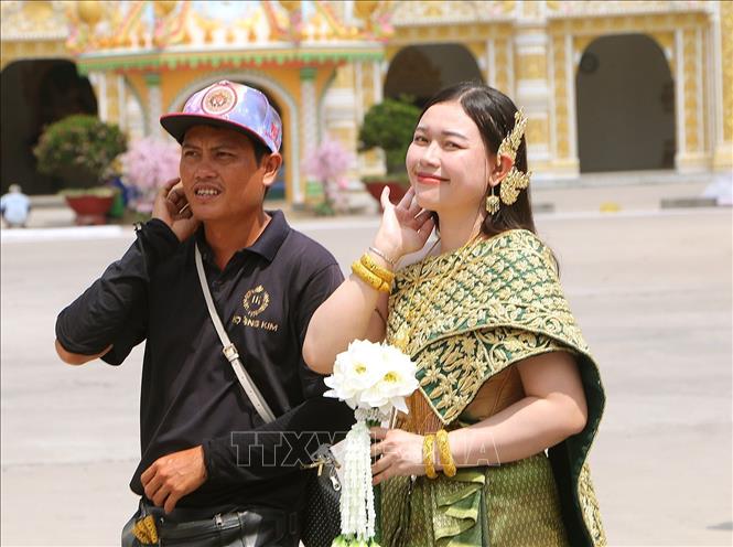 Du khách trải nghiệm mặc trang phục đồng bào Khmer tại chùa Bô Tum Vong Sa Som Rong (Phường 5, thành phố Sóc Trăng). Ảnh: Tuấn Phi-TTXVN