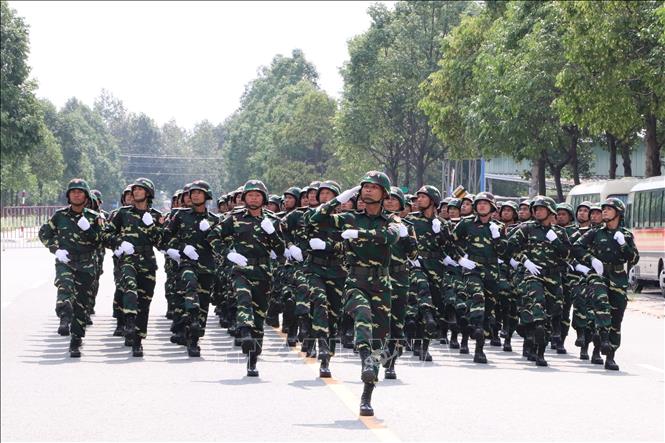 Đội hình Quân đội nhân dân Lào diễn tập tham gia diễu binh tại Lễ kỷ niệm 50 năm Ngày Giải phóng miền Nam, thống nhất đất nước của Việt Nam. Ảnh: Văn Hướng - TTXVN