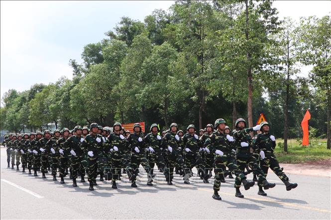 Đội hình Quân đội nhân dân Lào diễn tập tham gia diễu binh tại Lễ kỷ niệm 50 năm Ngày Giải phóng miền Nam, thống nhất đất nước của Việt Nam. Ảnh: Văn Hướng - TTXVN