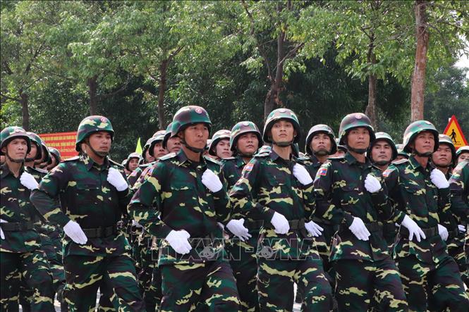 Đội hình Quân đội nhân dân Lào diễn tập tham gia diễu binh tại Lễ kỷ niệm 50 năm Ngày Giải phóng miền Nam, thống nhất đất nước của Việt Nam. Ảnh: Văn Hướng - TTXVN