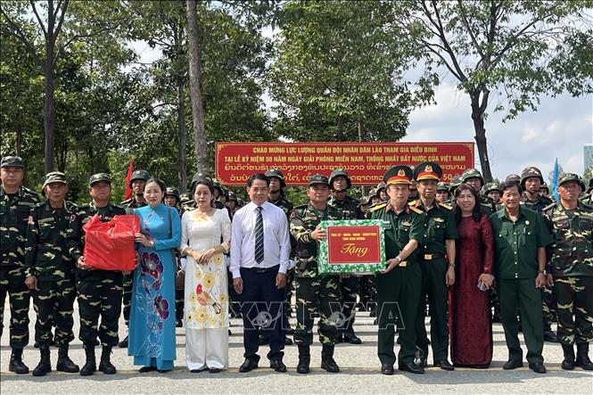 Lãnh đạo tỉnh Bình Dương và đại diện Bộ Chỉ huy Quân sự tỉnh tặng quà, động viên lực lượng Quân đội nhân dân Lào đang luyện tập. Ảnh: Văn Hướng - TTXVN