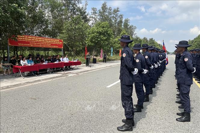 Đội hình Quân đội Hoàng gia Campuchia diễn tập tham gia diễu binh tại Lễ kỷ niệm 50 năm Ngày Giải phóng miền Nam, thống nhất đất nước của Việt Nam. Ảnh: Văn Hướng - TTXVN