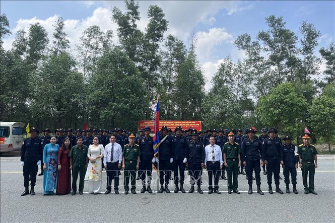Lãnh đạo tỉnh Bình Dương và đại diện Bộ Chỉ huy Quân sự tỉnh tặng quà, động viên lực lượng Quân đội Hoàng gia Campuchia đang luyện tập. Ảnh: Văn Hướng – TTXVN